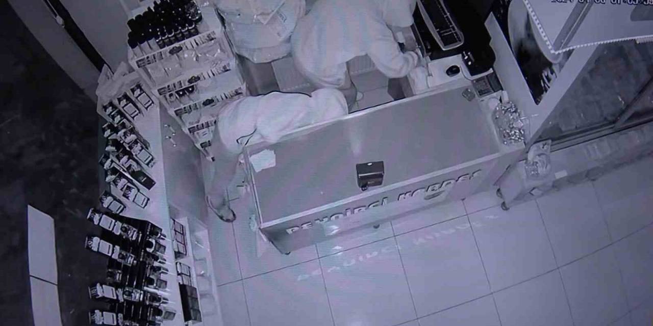 Böylesi Görülmedi: Hırsızlar Dükkana Zarar Vermesin Diye Kasaya Harçlık Bırakmaya Başladı