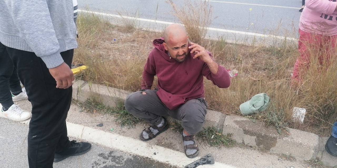 Hafif Ticari Aracın Çarptığı Motosiklet Sürücüsü Metrelerce Sürüklendi