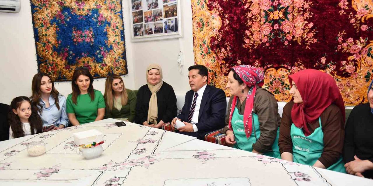 Başkan Özer Esenyurt’ta Derneklerle Bayramlaştı