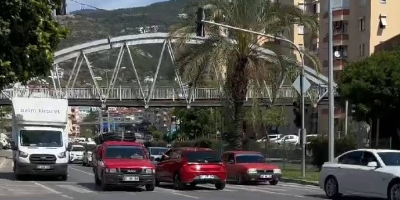 Çevre Yolunda Ters Yöne Girdi, Doğru Yönde Giden Sürücülerle Tartıştı