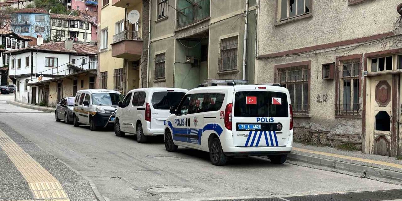 Aracında Silahla Vurulmuş Halde Bulunan Şahıs Hayatını Kaybetti