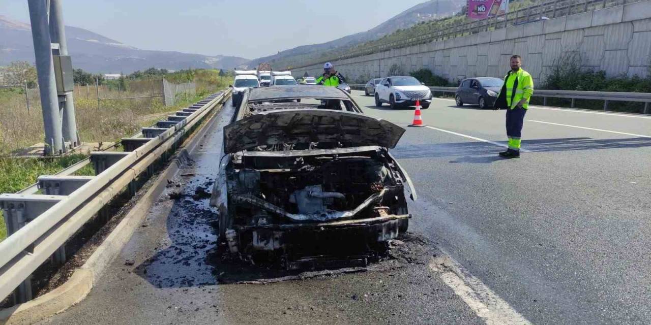 Bursa’da Seyir Halindeki Otomobil Alev Alev Yandı