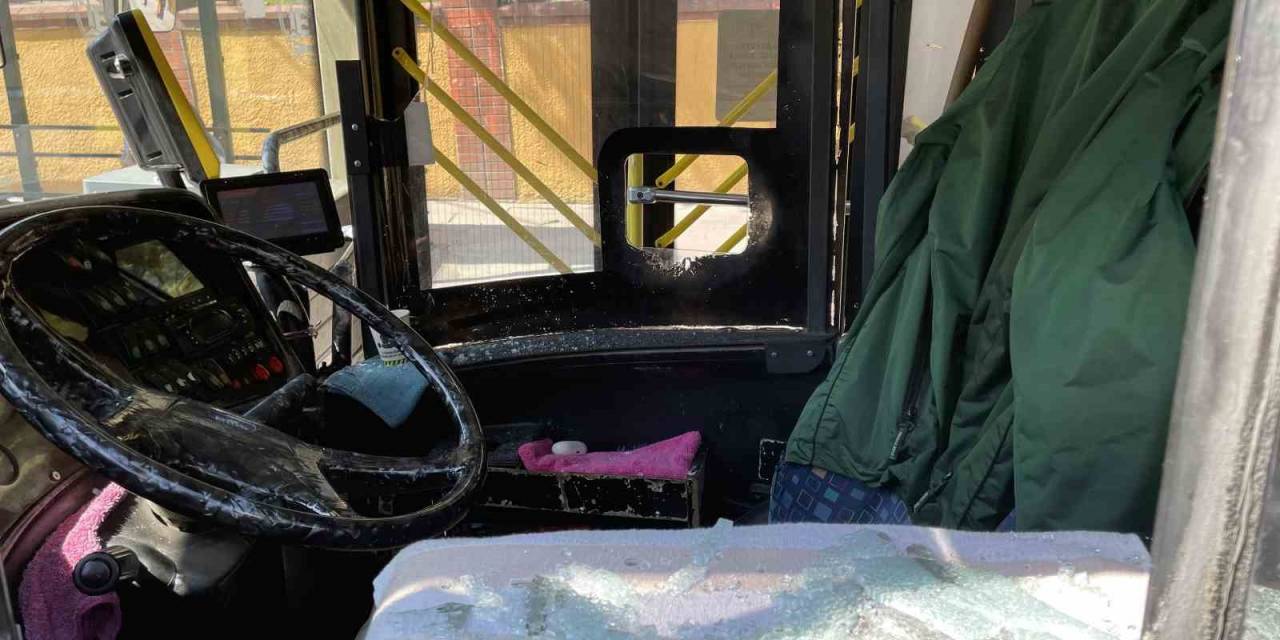 Küçükçekmece’de Yolcu İett Otobüsünün Sileceğini Ve Camını Kırdı