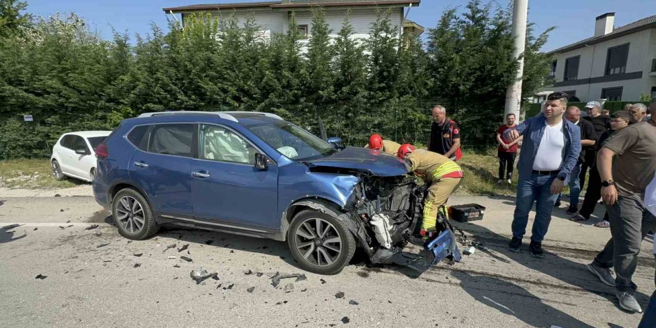 Mahalle Arasında Sıkışmalı Kaza: 2 Yaralı
