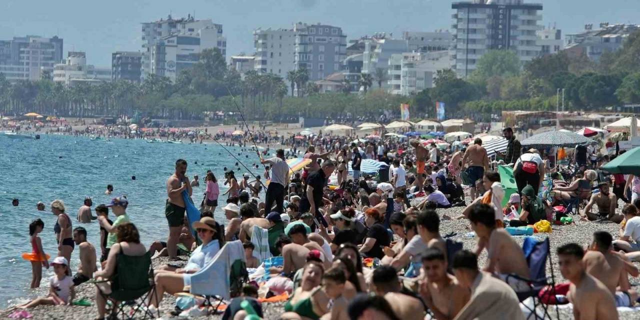 Antalya’da İstanbul’u Aratmayan Tatil Yoğunluğu