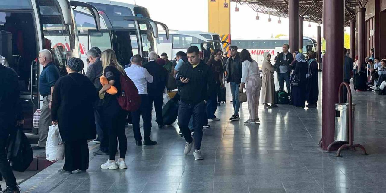 Bayram Dönüşlerinin Başlamasıyla Otogarda Yoğunluk Oluştu
