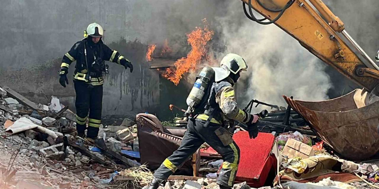 Isı Yalıtım Malzemelerinin Olduğu Kulübe Yandı