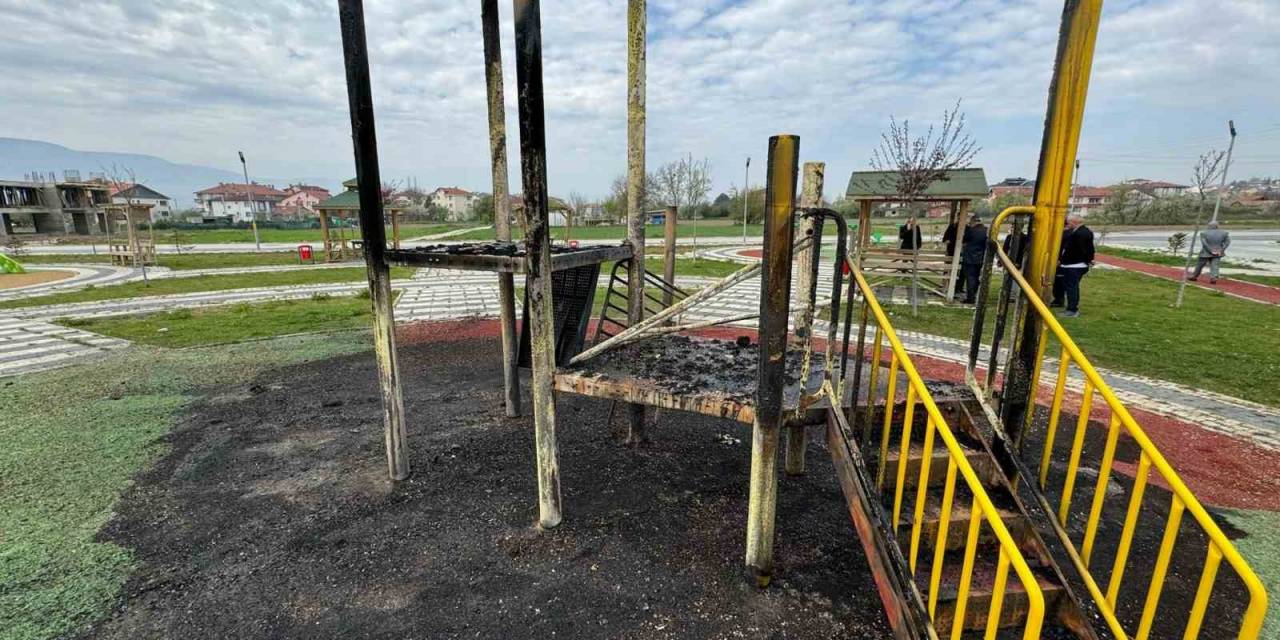 Bolu Belediyesi’nin Yaptığı Park Kundaklandı