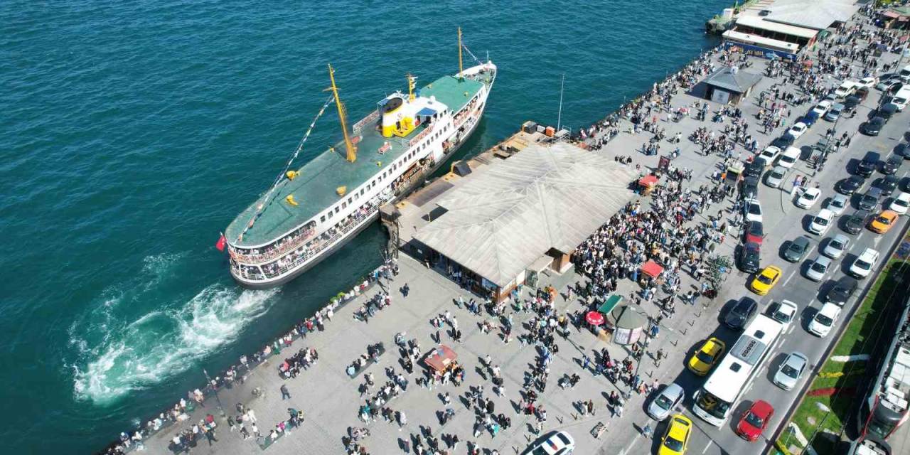 İstanbul’da Bayramda Vapur Sırası Yoğunluğu