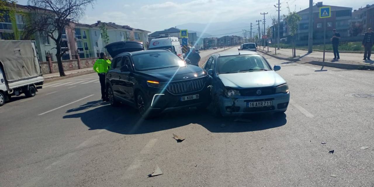 Otomobil İle Cip Çarpıştı: 3’ü Çocuk 5 Kişi Yaralandı