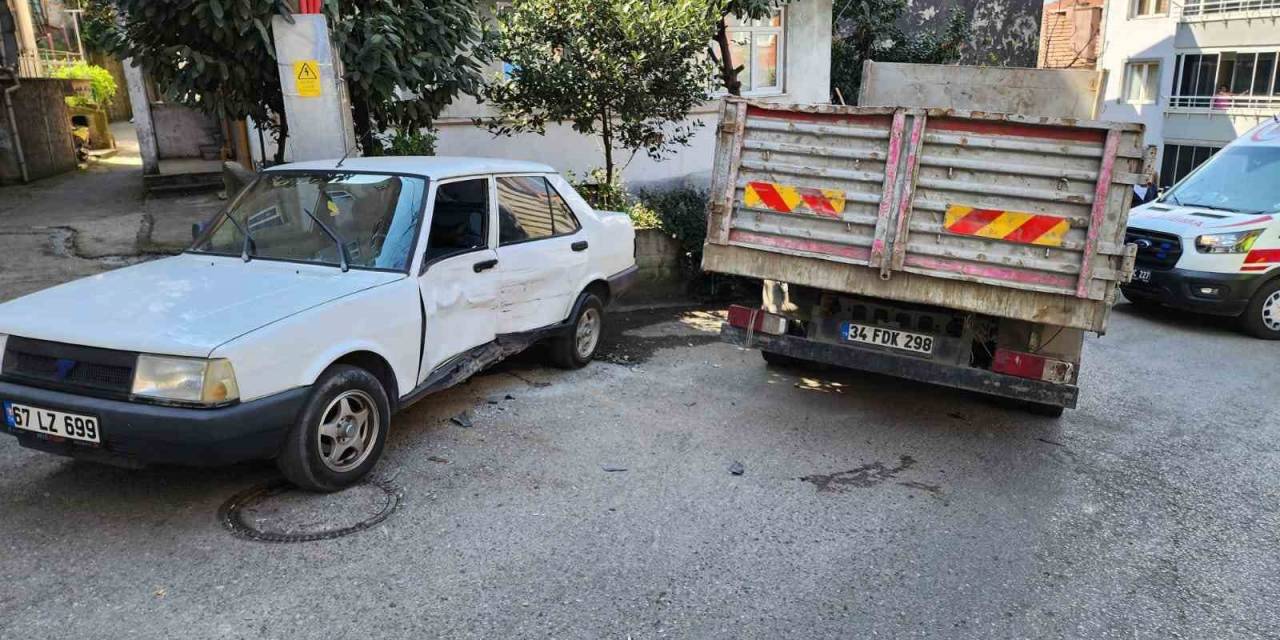 Freni Boşalan Kamyonet Araca Çarparak Durabildi