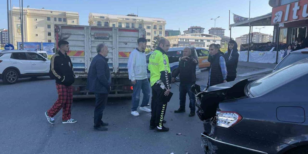 Park Halindeki Araca Yön Gösteren Kadına Yoldan Geçen Kamyon Çarptı