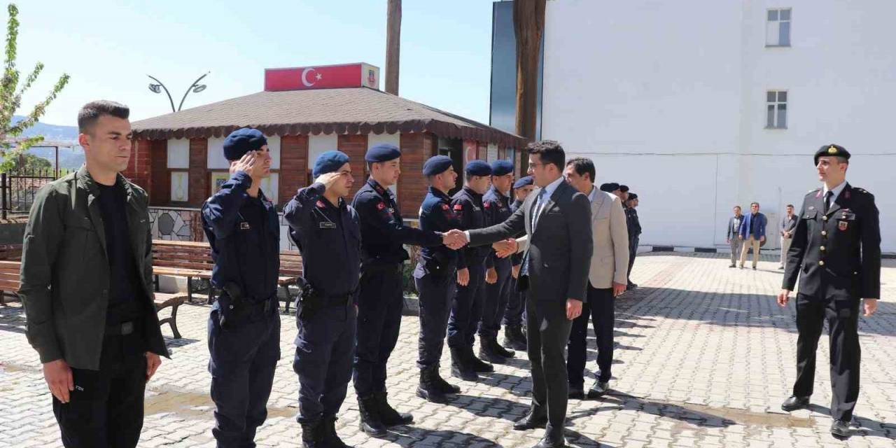 Selendi’de Protokol Vatandaşlarla Bayramlaştı