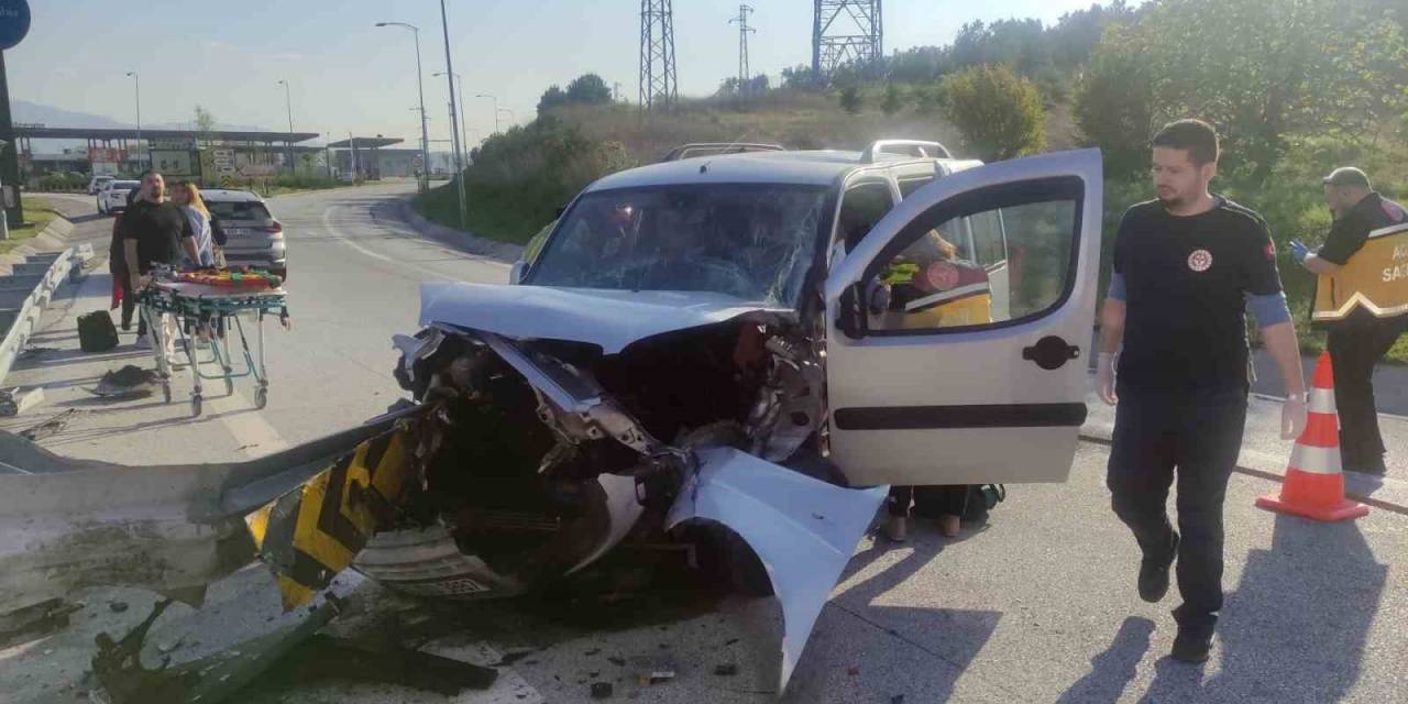 Hafif Ticari Araç Bariyerlere Saplandı, Araçta Sıkışan Baba Ve Oğlunu Ekipler Kurtardı