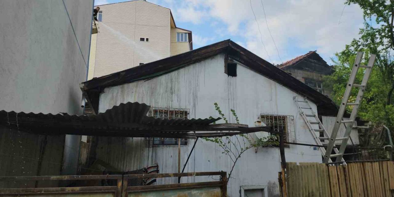 Karabük’te Çıkan Yangında 2 Ev Zarar Gördü