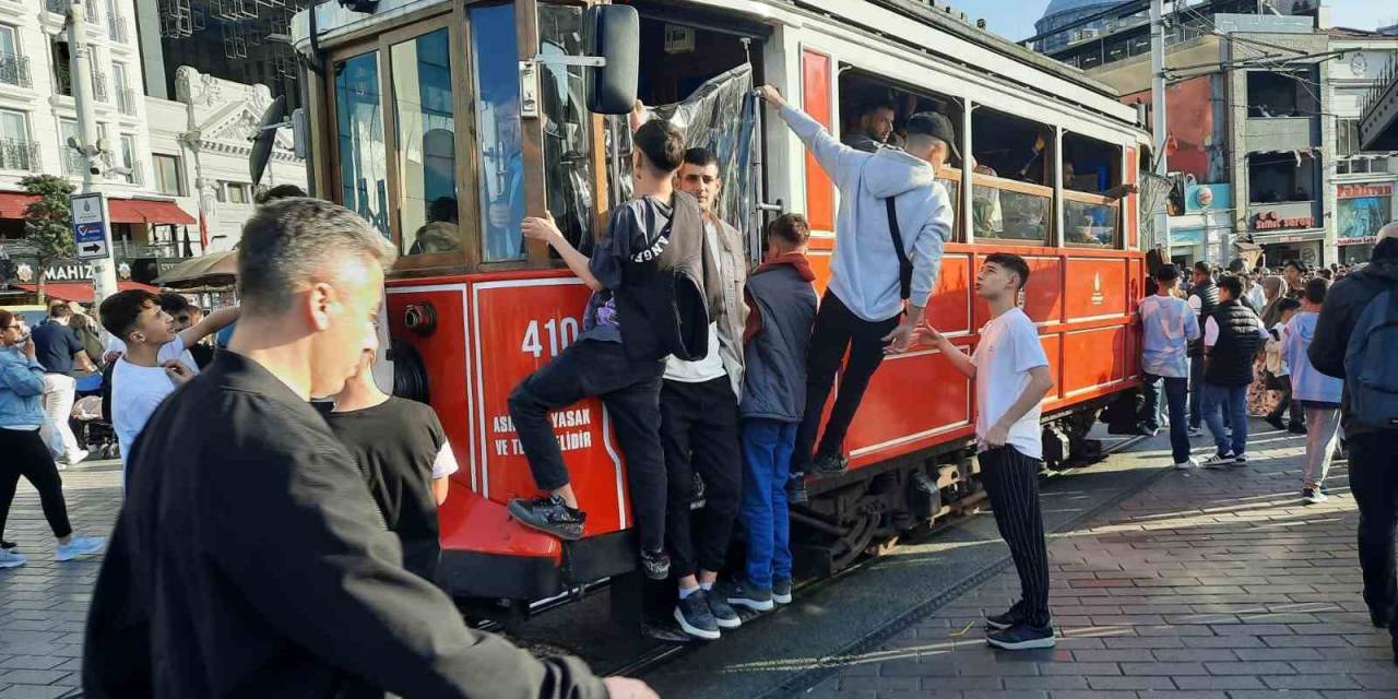 İstiklal Caddesi’nde Nostaljik Tramvay Seferleri Durduruldu