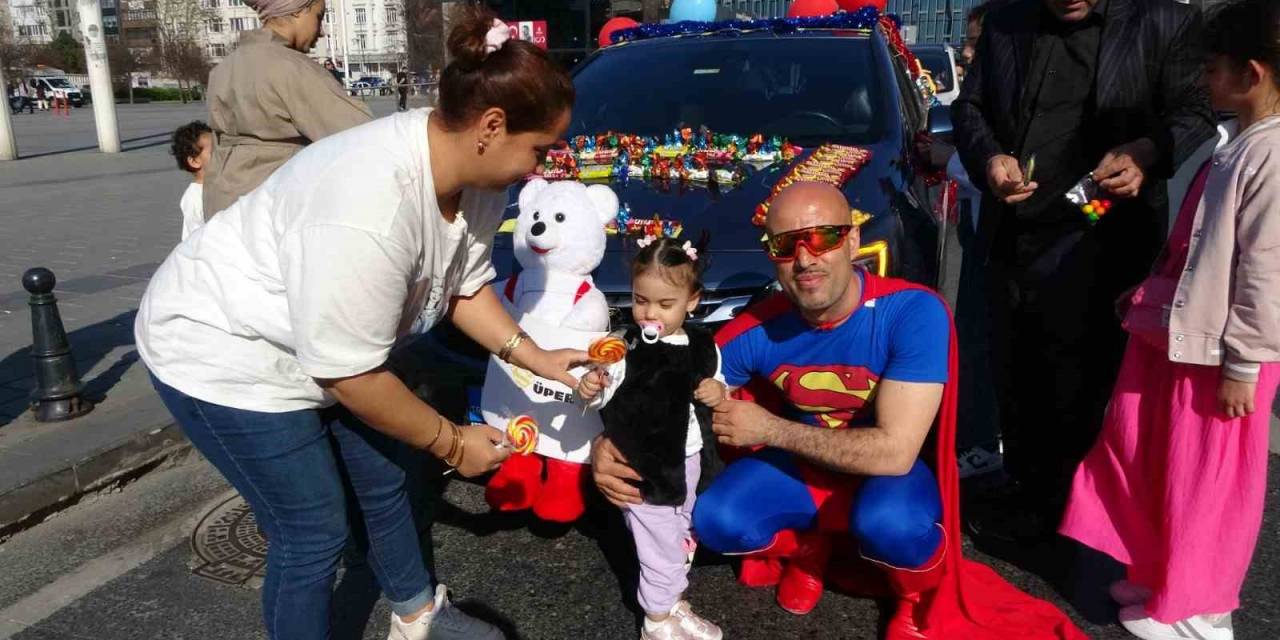 Taksim’de Arabasını Şekerlemelerle Donatan Süpermen Kostümlü Adam Çocukların İlgi Odağı Oldu