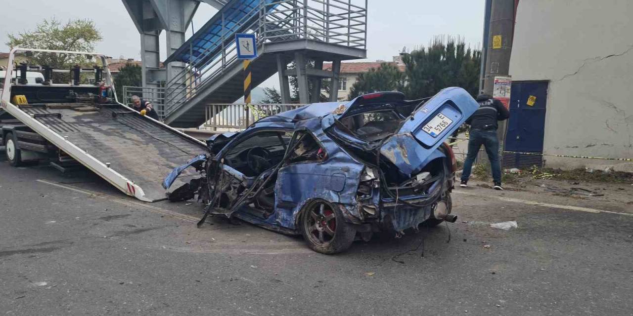 Trafo Binasına Çarpan Otomobil Hurdaya Döndü: 1 Ölü, 1 Yaralı