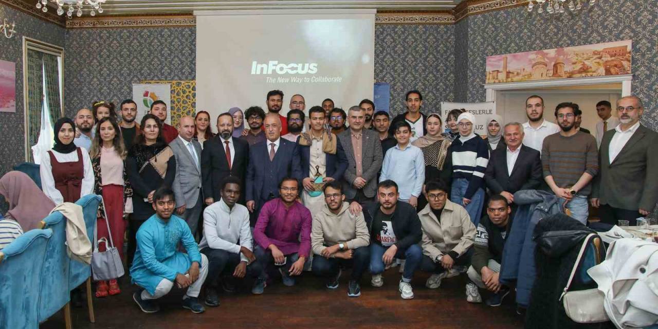 Rektör Çomaklı, Misafir Öğrencilerle Bayramlaştı