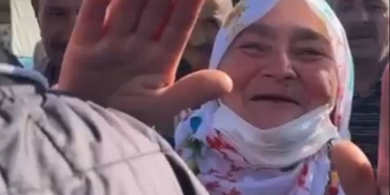 Hayvan Pazarındaki Yaşlı Kadına Yapılan Jest Gülümsetti