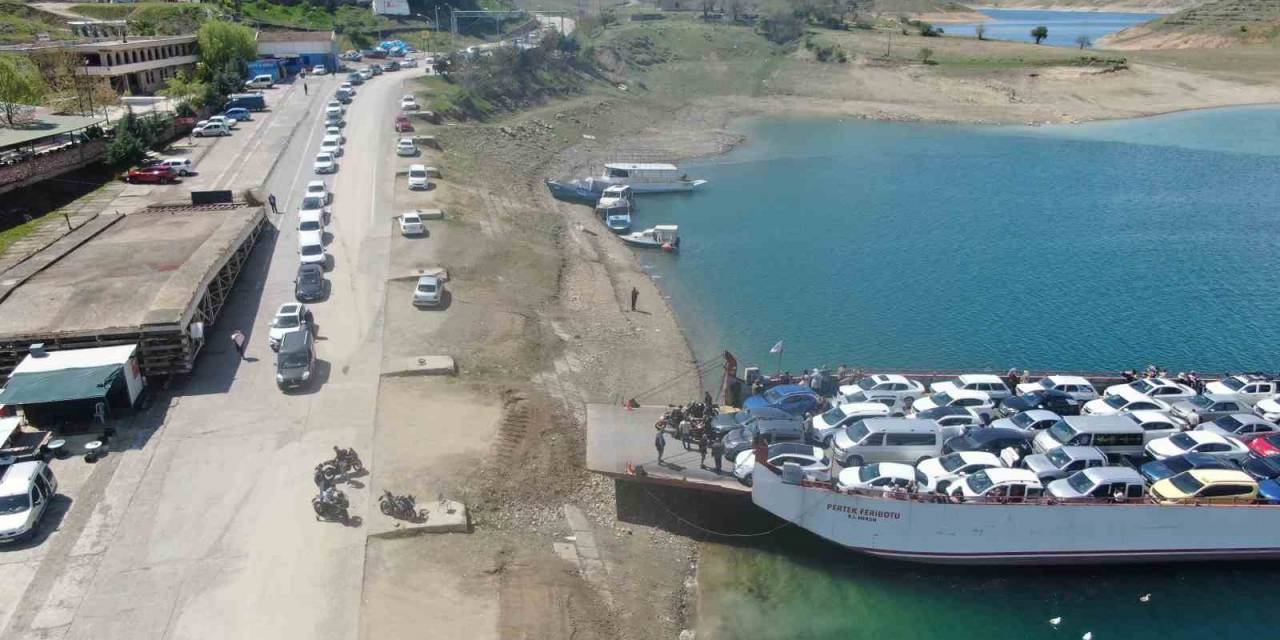 Elazığ-pertek Feribotlarında Bayram Yoğunluğu