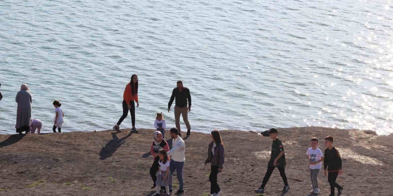 Bayram Tatilinde Meke Gölü Ve Acıgöl’e Ziyaretçi Akını