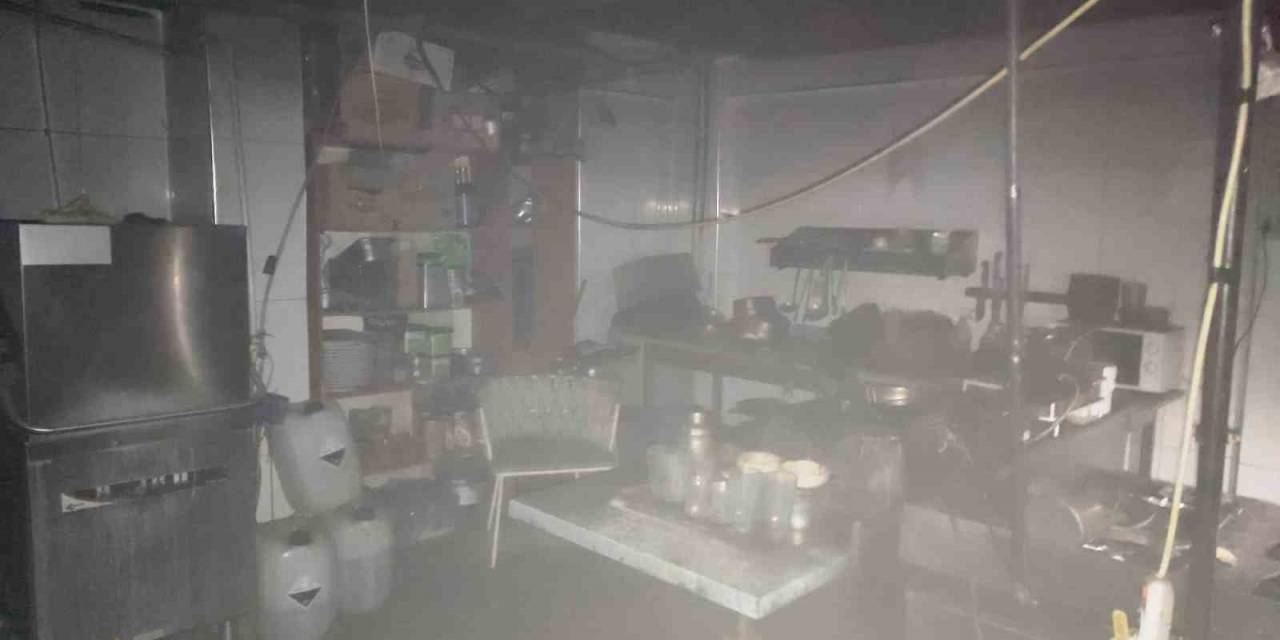 Kütahya’da Bir İşyerinde Çıkan Yangında 2 Kişi Dumandan Etkilendi