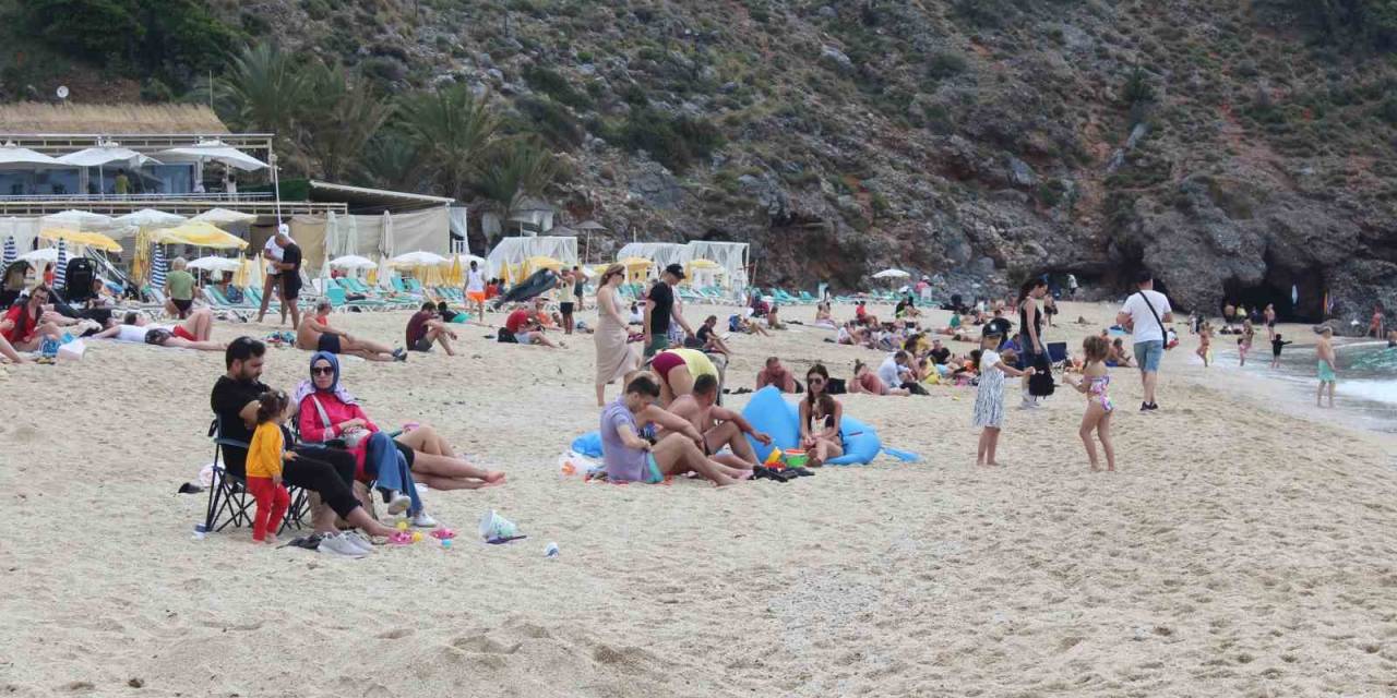 Alanya’da Vatandaşlar Bayramın 3’üncü Gününü Plajda Geçirdi