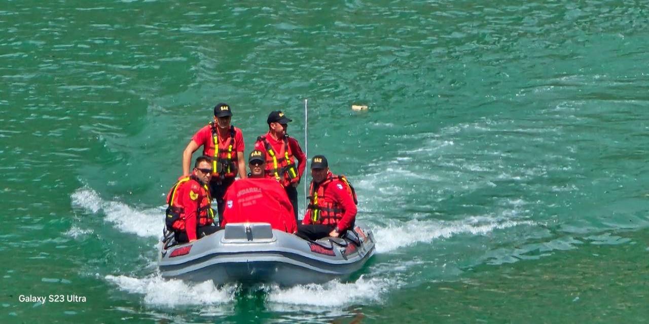 Jandarma Ekipleri Baraj Gölünde Kaybolan Genci Arıyor