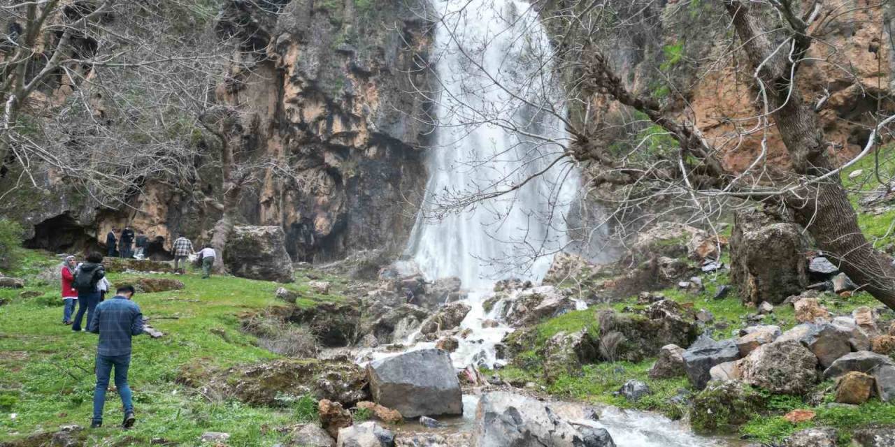 Şırnak’ta Dev Şelaleye Akınlar Başladı