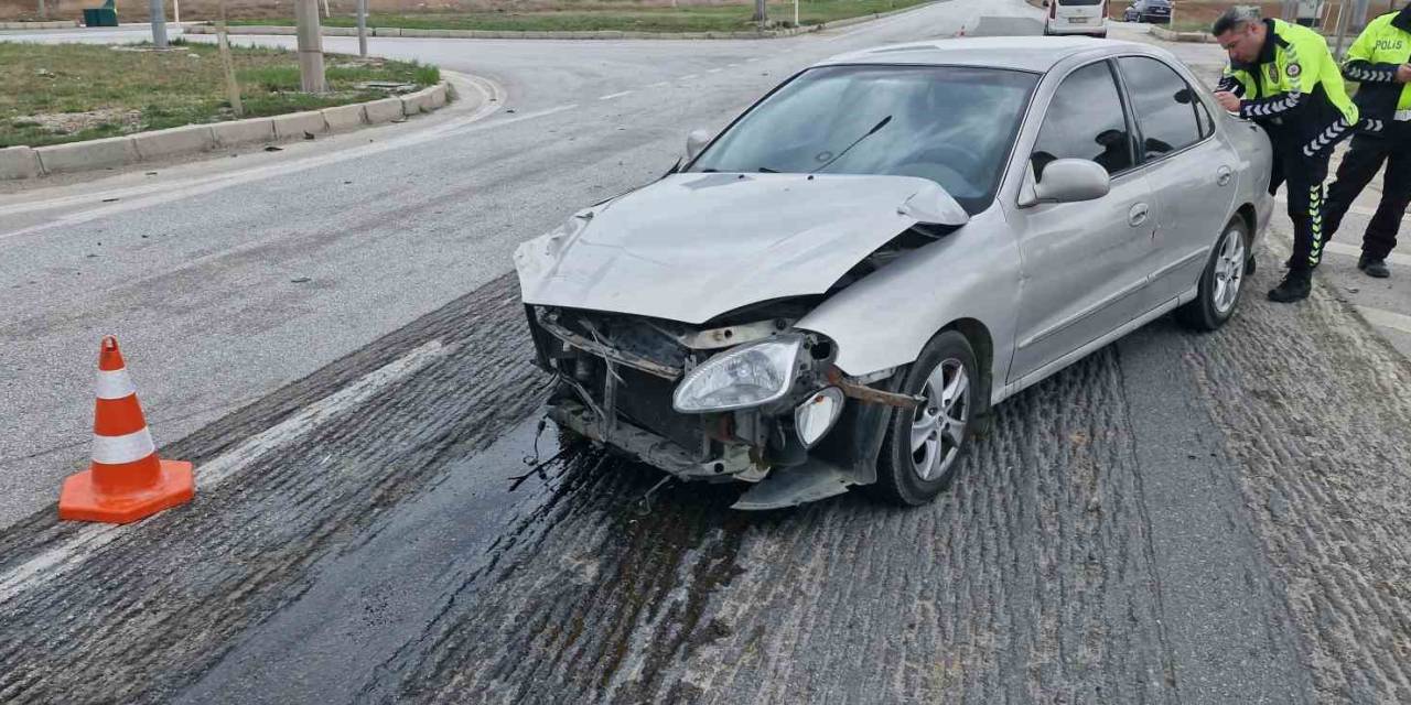 Hafif Ticari Araç Ve Otomobil Çarpıştı: 5 Yaralı