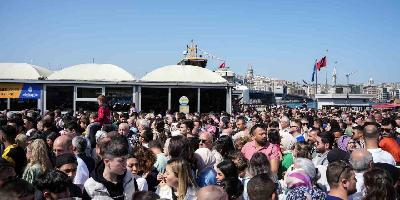 İstanbul Eminönü’ndeki İnsan Seli Fotoğraflara Yansıdı