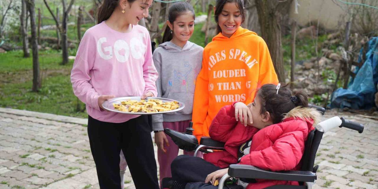 Annesinin Sırtında Bayramları Gezen Melike, İlk Kez Tek Başına Şeker Topladı