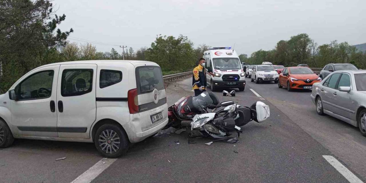 Otoyolda Hafif Ticari Araç Ve İki Motosiklet Çarpıştı: 2 Yaralı