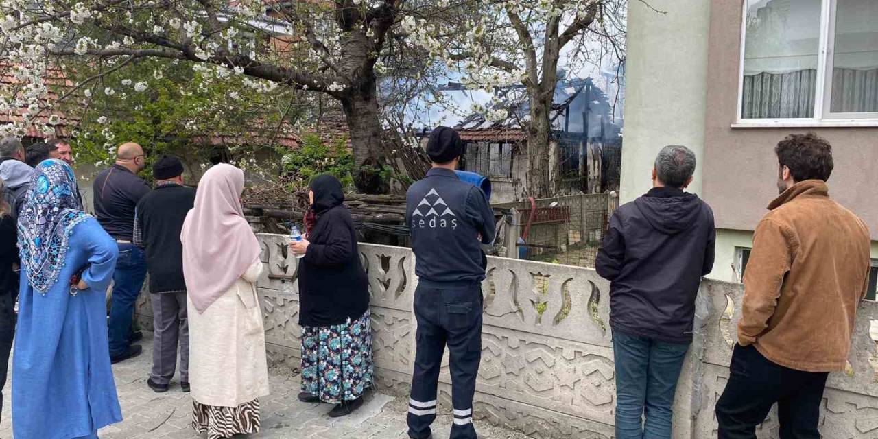 Çocukların Torpil Attığı İddia Edilen Ev Alev Alev Yandı