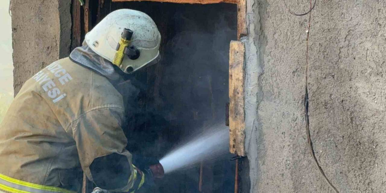 Samanlıkta Çıkan Yangın Eve Sıçramadan Söndürüldü
