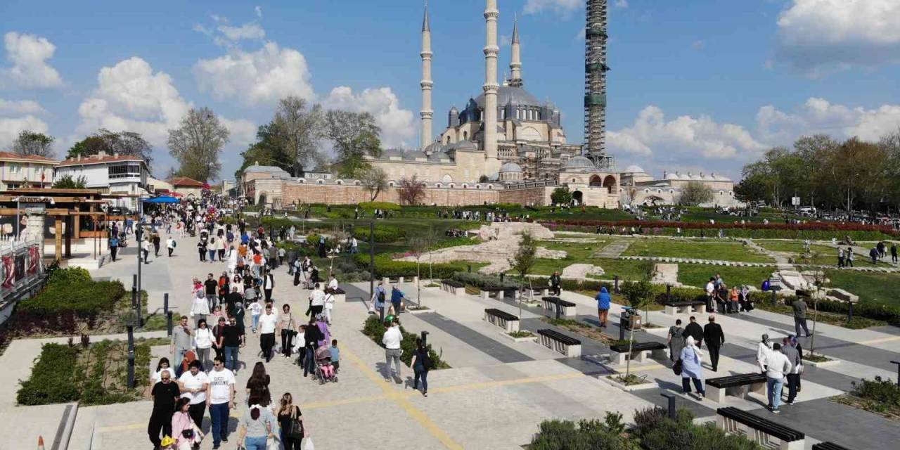 Edirne’ye Turist Akını: Adım Atacak Yer Kalmadı