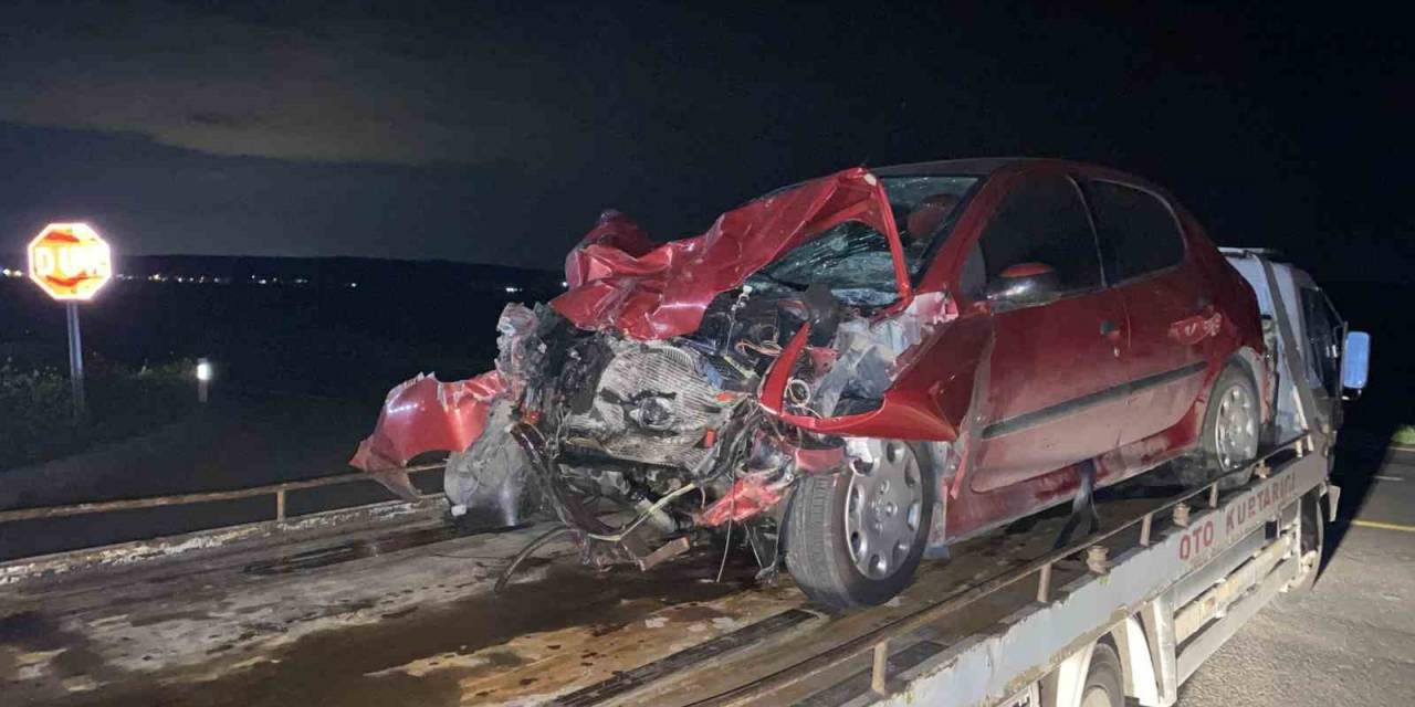 Diyarbakır’da Otomobil İle Kamyonet Çarpıştı: 3’ü Çocuk 13 Yaralı