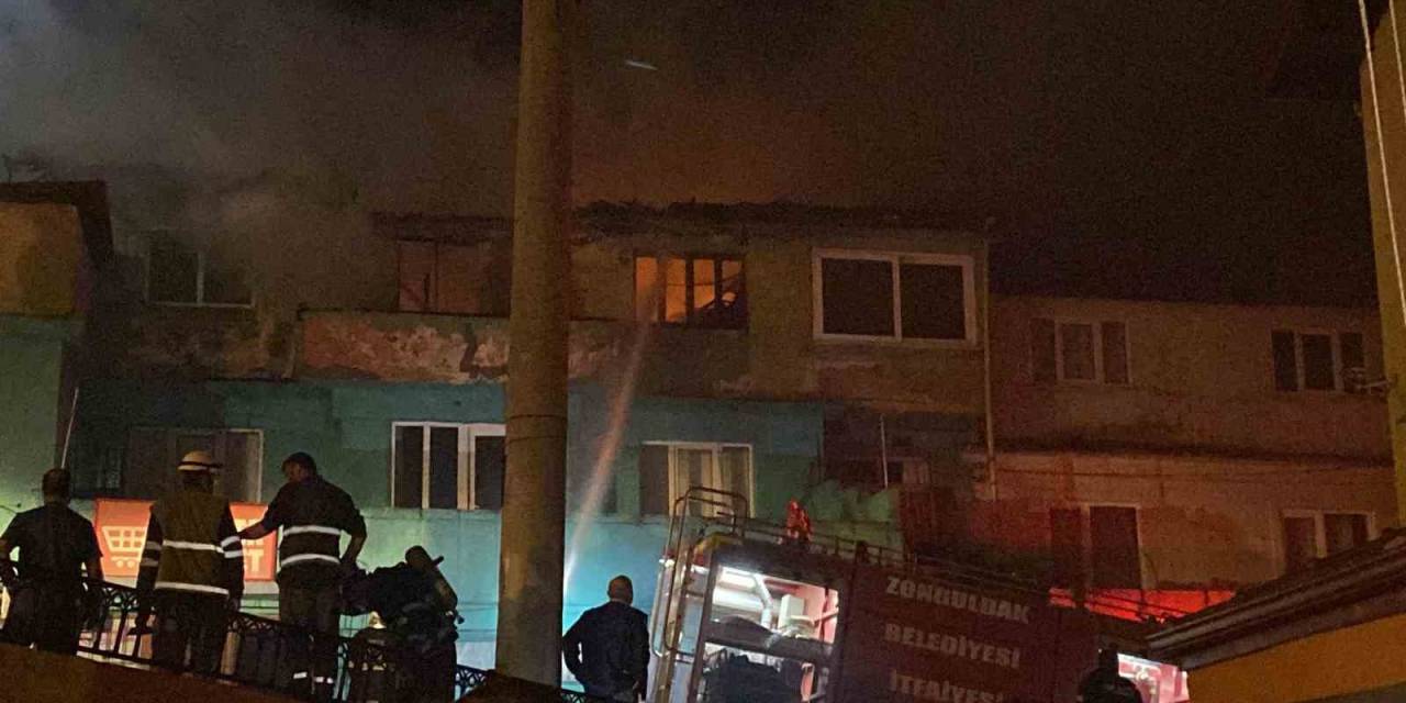 Binanın 3. Katında Çıkan Yangın Mahalleliyi Sokağa Döktü