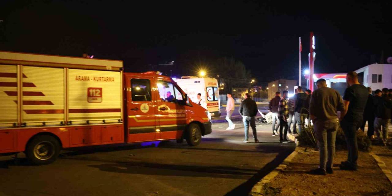 Alkollü Sürücü Kırmızı Işıkta Bekleyen Araçlara Çarptı: 2 Yaralı