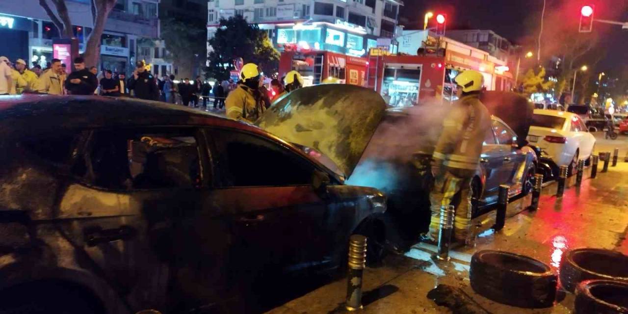 Kadıköy’de Park Halindeki 2 Araç Alevlere Teslim Oldu