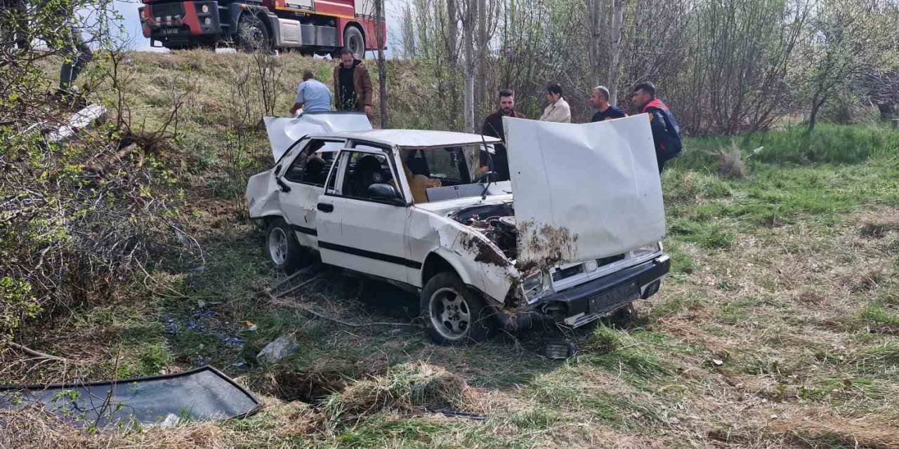 Kontrolden Çıkan Otomobil Tarlaya Uçtu: 4 Yaralı