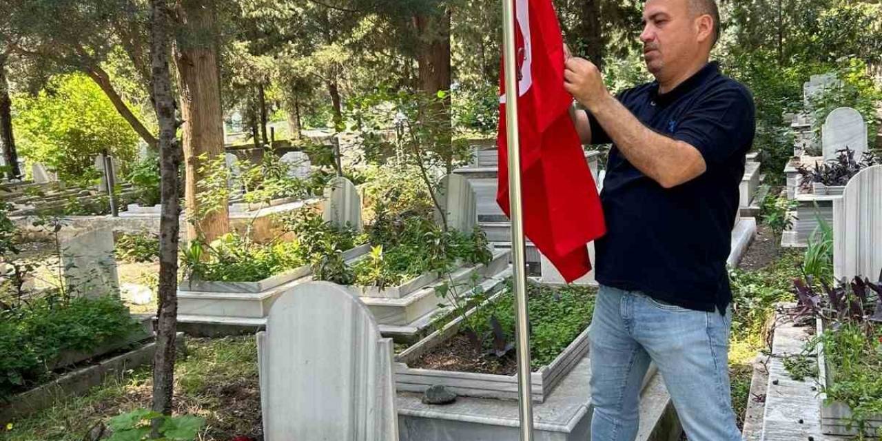 Hatay Büyükşehir Belediyesi Şehit Mezarında Bayrak Değişimi Gerçekleştirdi