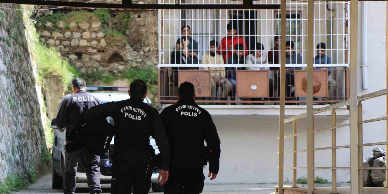 Amasya’da Yakalanan 64 Kaçak Göçmenden 25’i Göç İdaresi Müdürlüğü Binasından Kaçtı