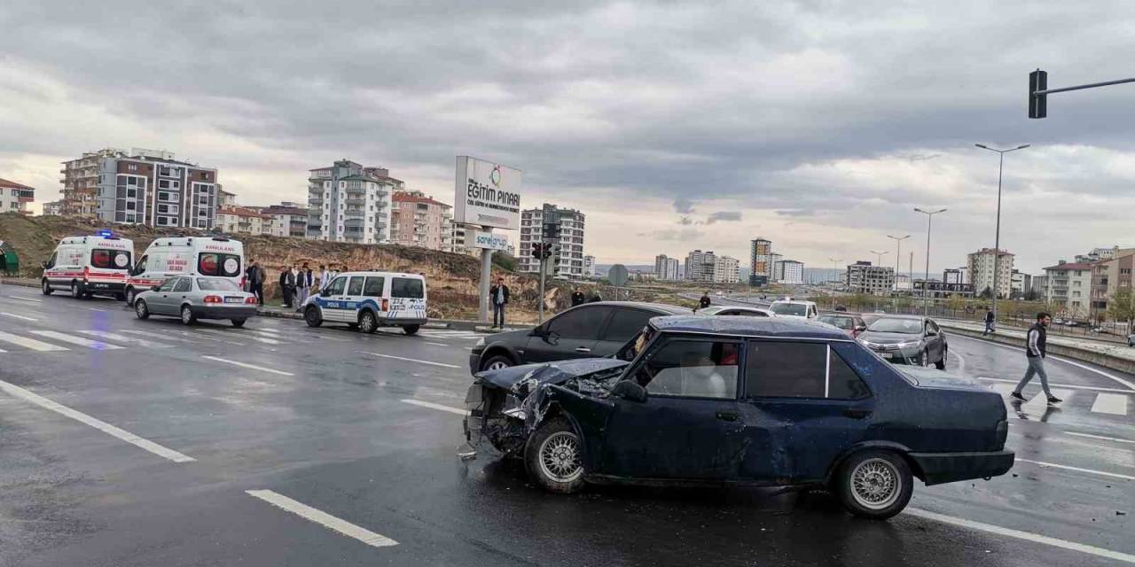 Otomobiller Çarpıştı: 3 Yaralı