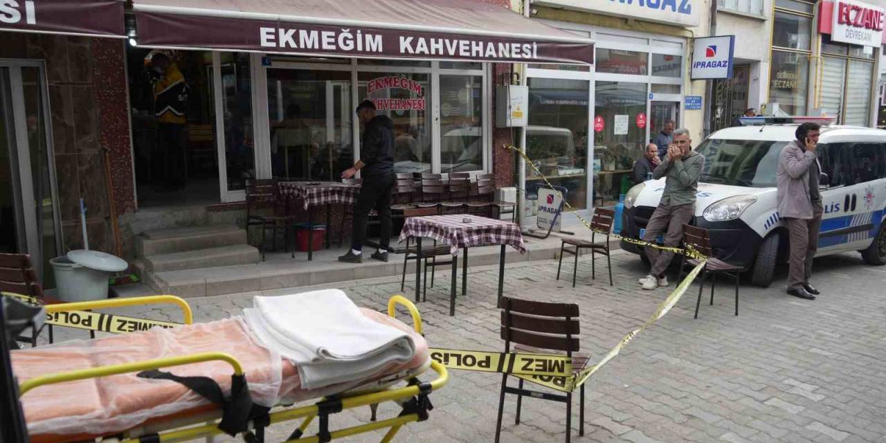 Kahvehanede Amca Ve Yeğenine Silahlı Saldırı: 2 Ölü