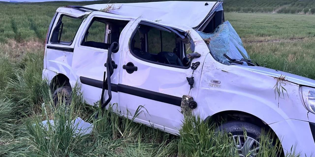 Hafif Ticari Araç Şarampole Yuvarlandı: 1 Ölü, 8 Yaralı