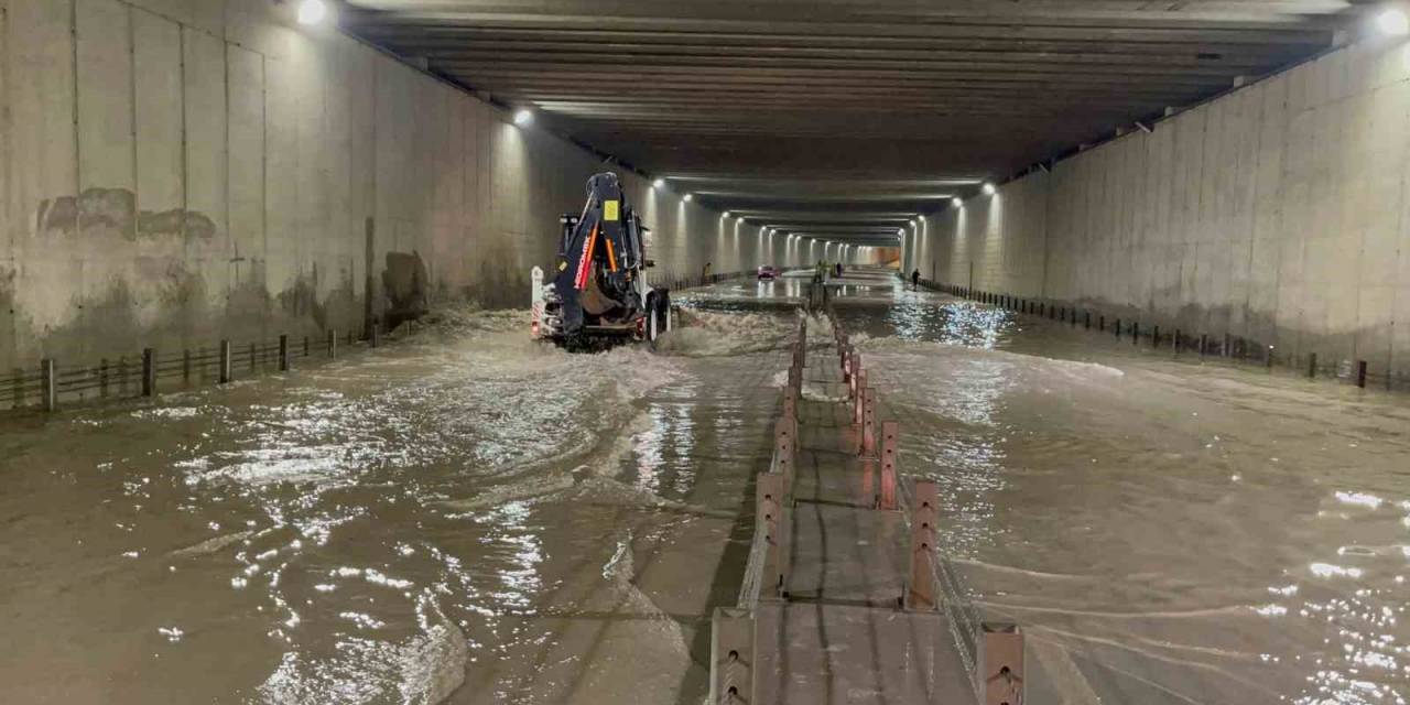 Osmaniye’de Caddeler Göle Döndü, Alt Geçit Suyla Doldu