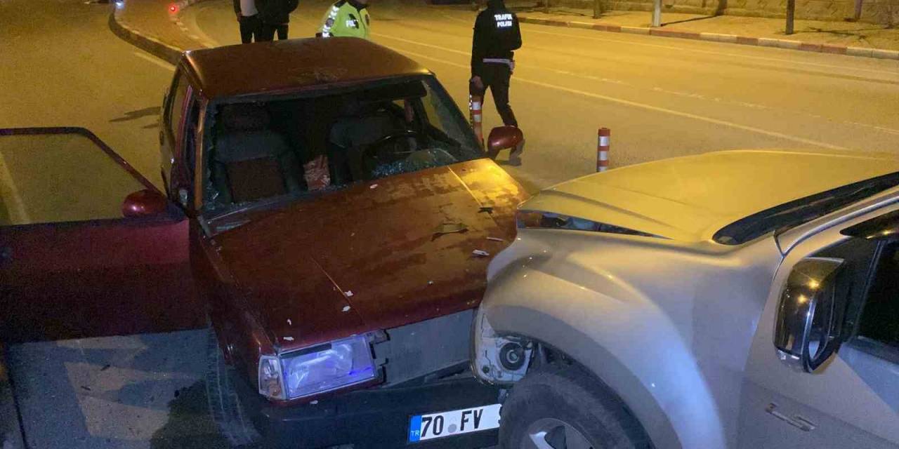 Kamyonet İle Otomobil Kafa Kafaya Çarpıştı: 3 Yaralı