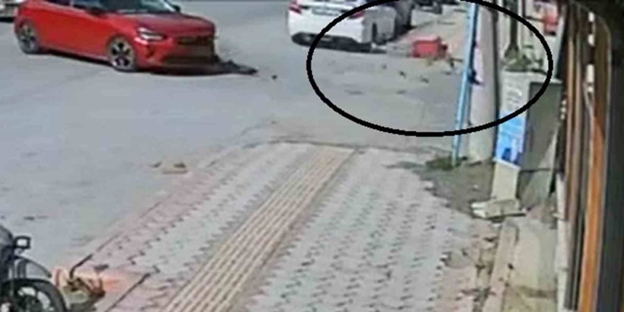 Otomobille Çarpışan Motosiklet Sürücüsünün Uçtuğu Anlar Kamerada